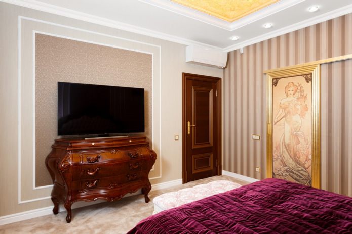 combinación de rodapié blanco con puerta marrón oscuro
