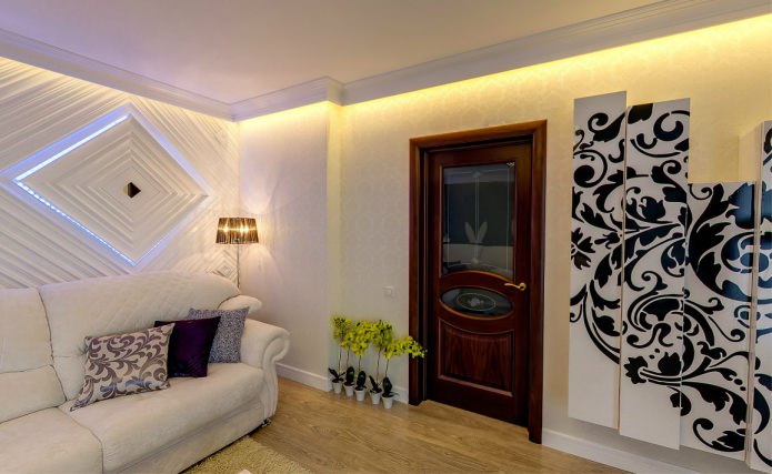 rodapié blanco y puerta marrón con inserciones de vidrio