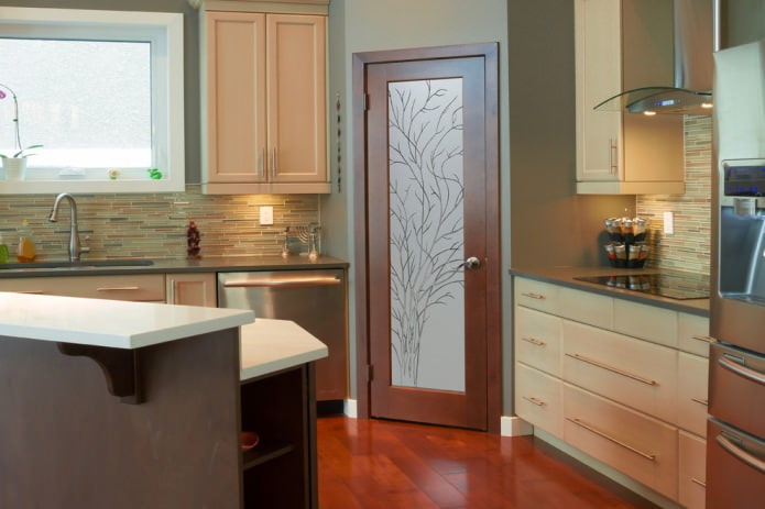puerta marrón en la cocina