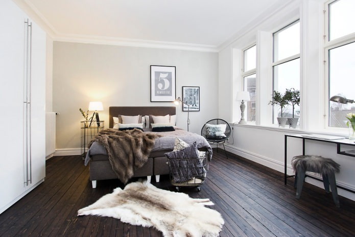 Parquet marrón oscuro en el dormitorio