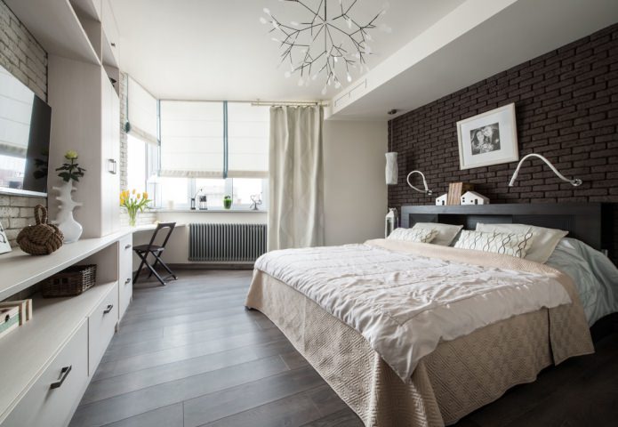 Interior de dormitorio con laminado oscuro