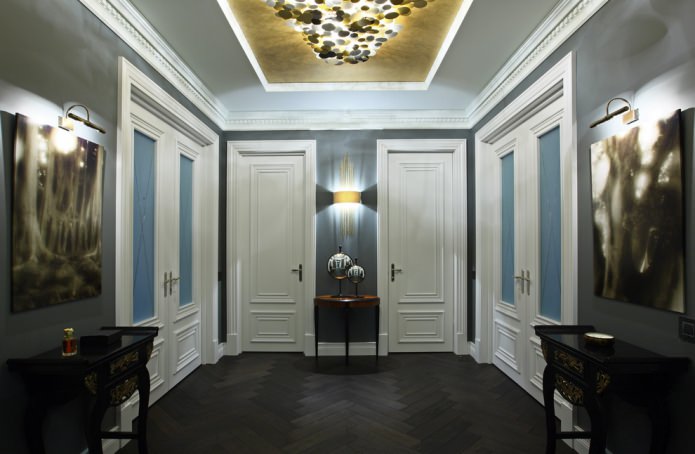 Interior de pasillo con parquet grafito