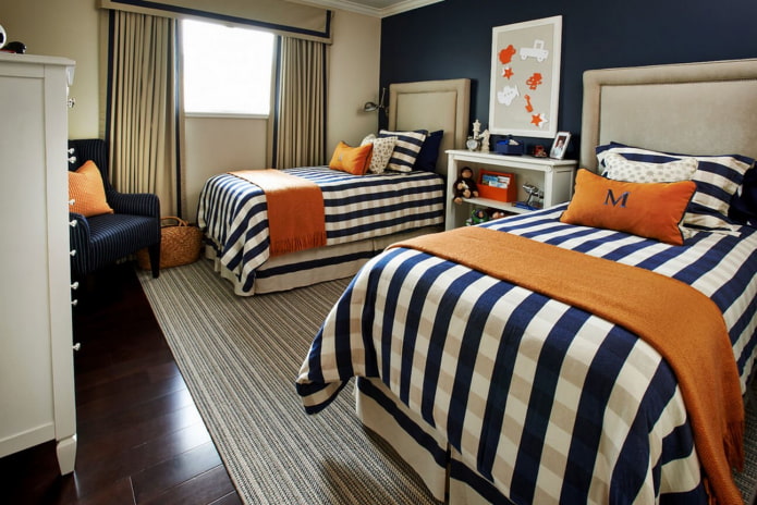 una combinación de azul y naranja