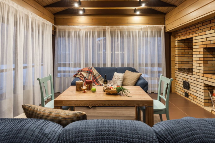 La zona de barbacoa de la terraza está cerrada con cortinas