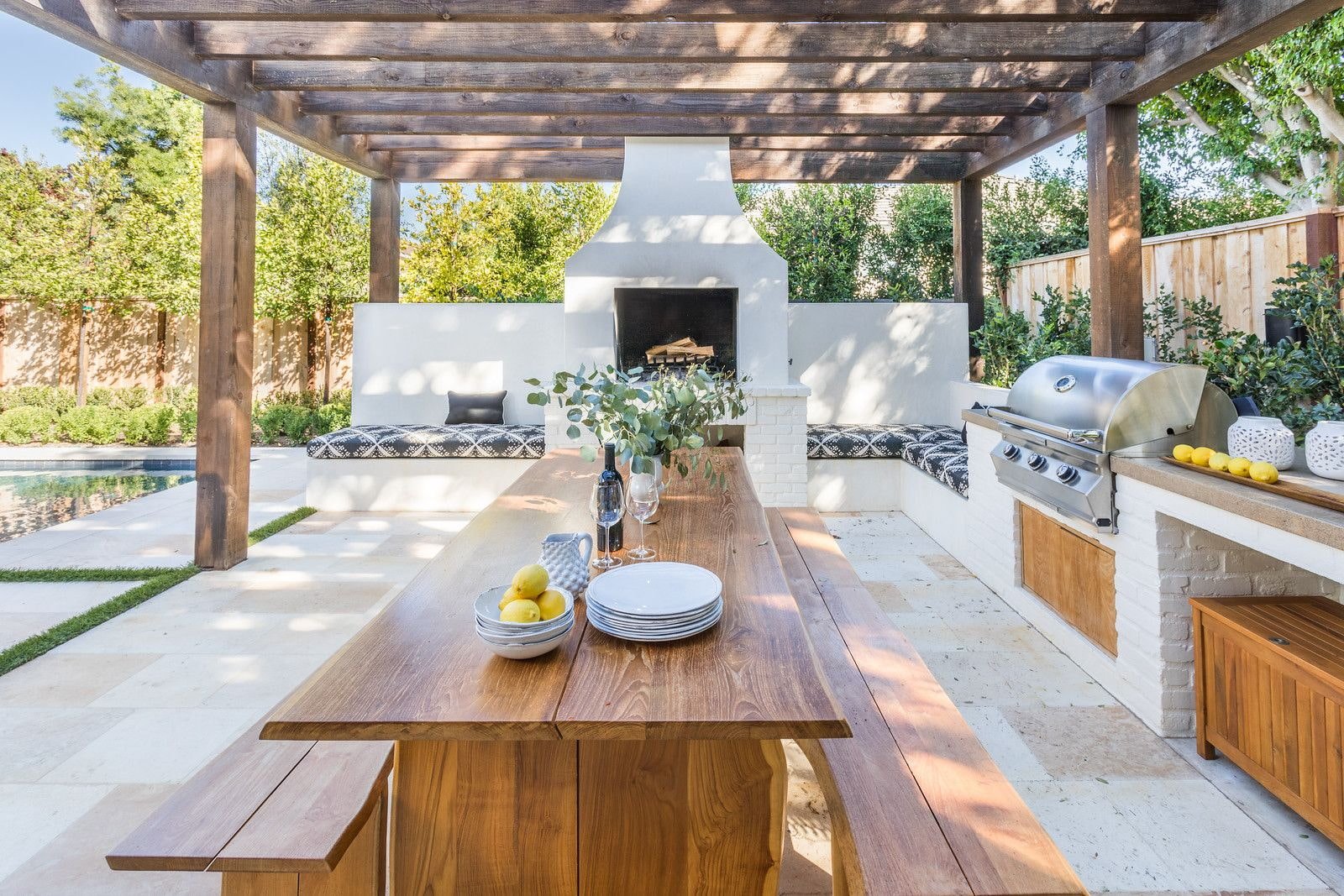 mesa de madera con bancos en la terraza