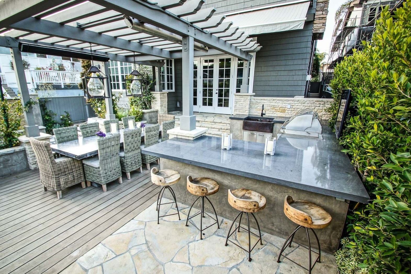 elegantes sillones y taburetes de bar en la terraza