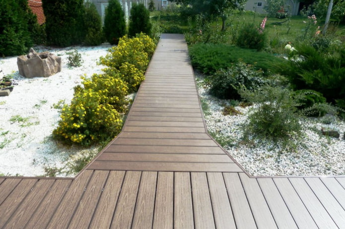 senderos de jardín hechos de tarima