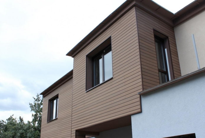 acabado de la fachada de la casa con tarima