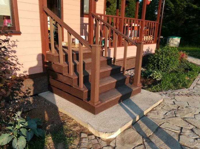 escaleras de tarima cerca de la casa