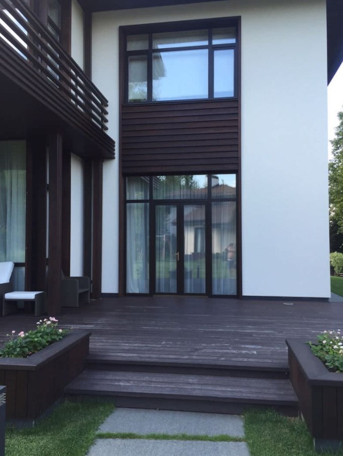madera oscura en el exterior de la casa