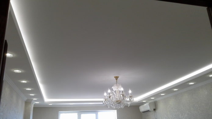 techo con tira de LED y focos integrados