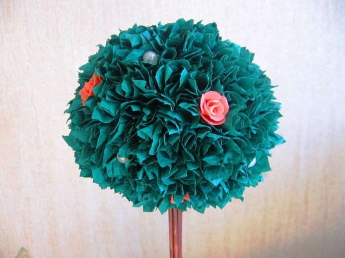 Topiario esmeralda de papel corrugado