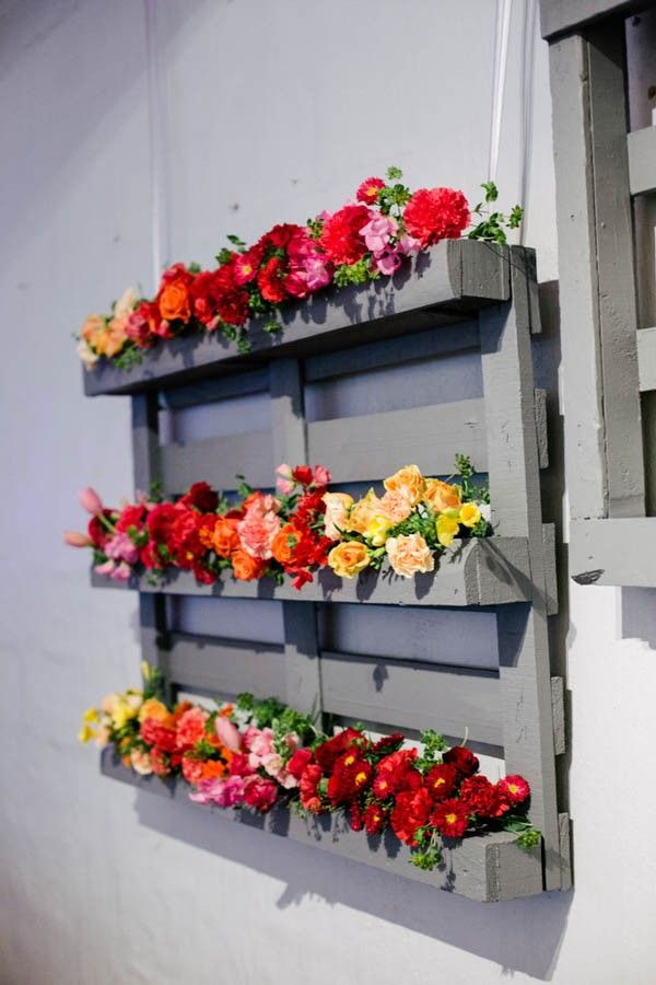 Macizo de flores vertical hecho de palé