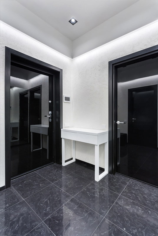 Puertas brillantes en el interior del pasillo
