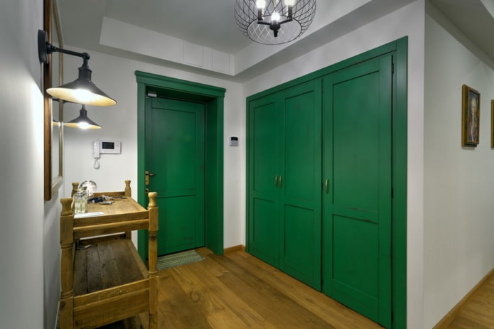Puertas verdes en el interior