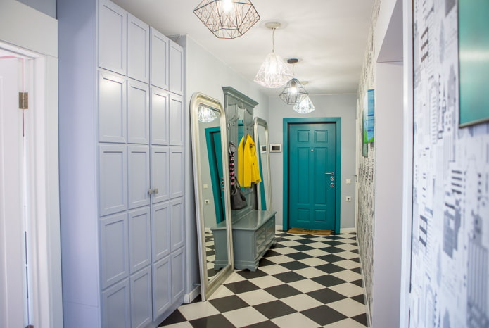 puertas en el interior del pasillo