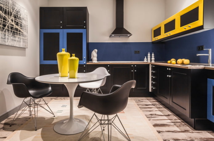 Combinación de amarillo, negro y azul