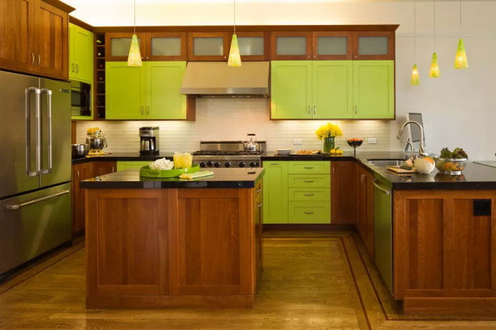 cocina de madera con detalles verdes