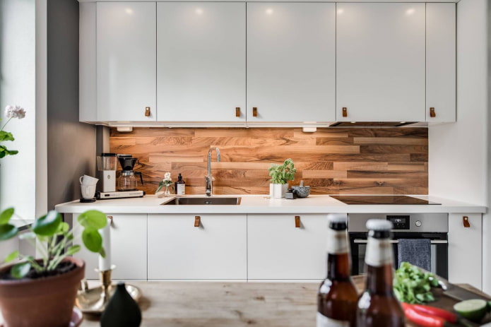 delantal de madera en una cocina blanca