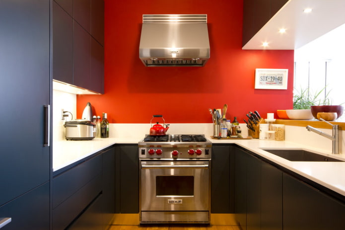 Paredes rojas en el interior de la cocina