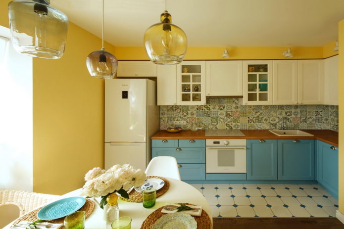 paredes amarillas en el interior de la cocina