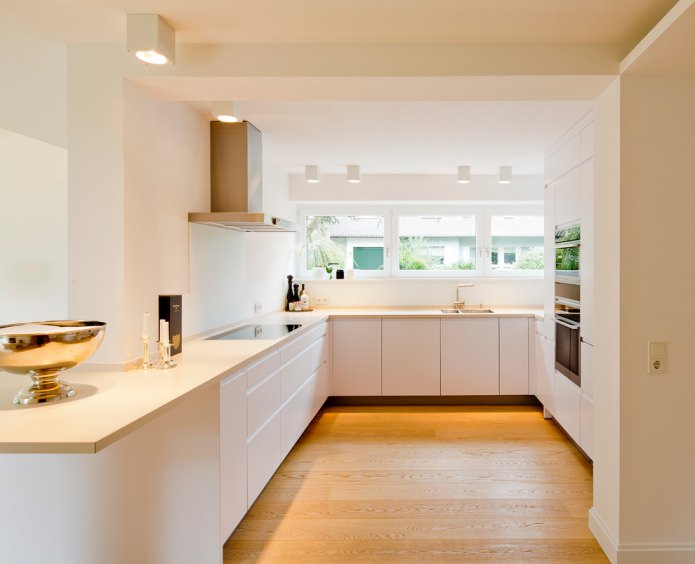 Interior de cocina blanca con encimera de vainilla