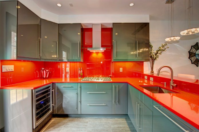cocina con encimera de plástico roja