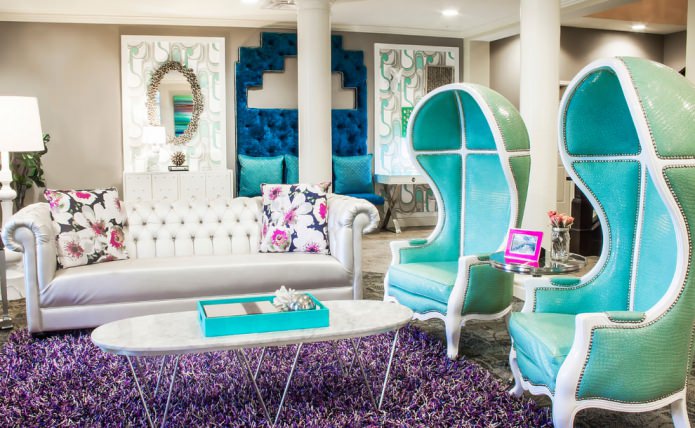Sala de estar en color menta y morado