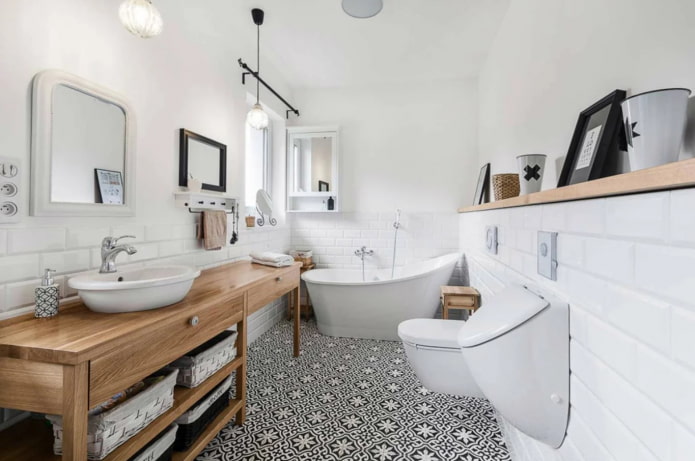 suelo blanco y negro en el baño