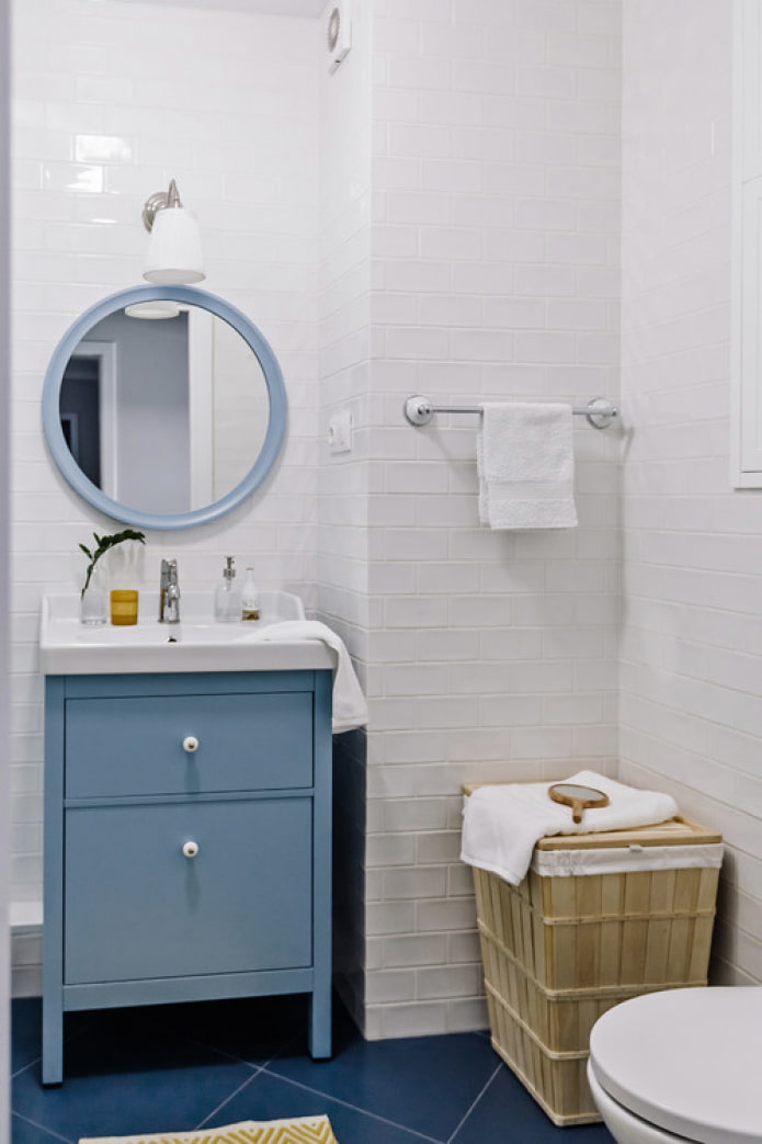 baño blanco y azul
