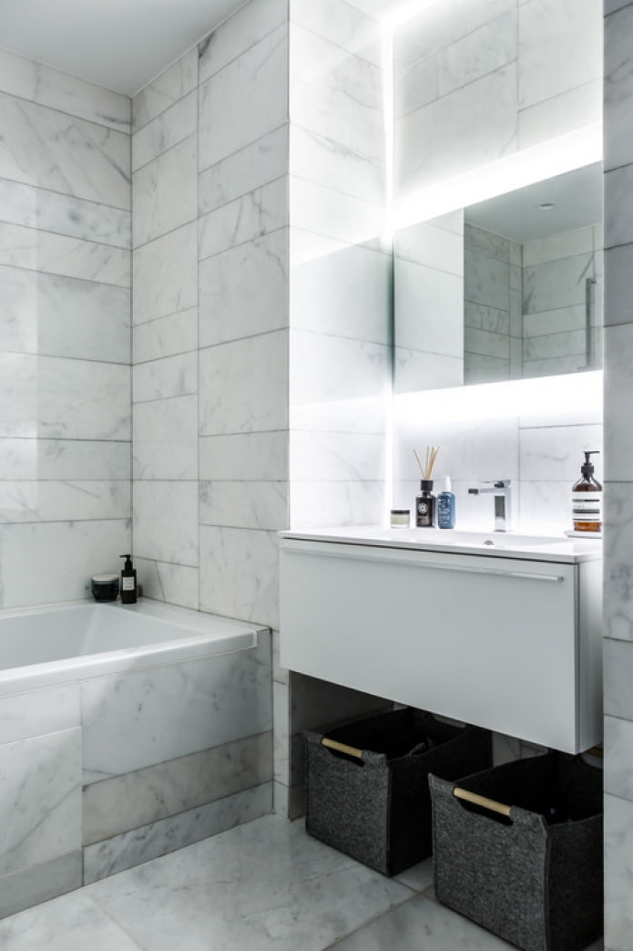 mármol blanco en el baño