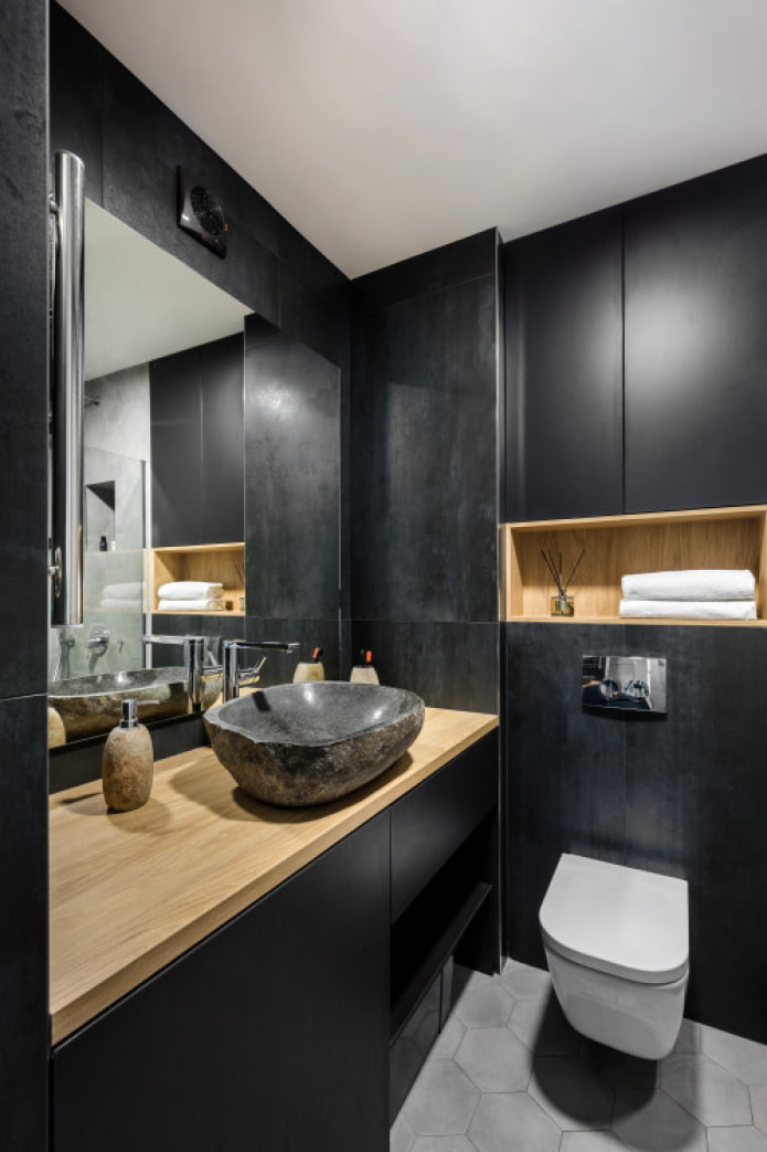 baño negro bajo piedra