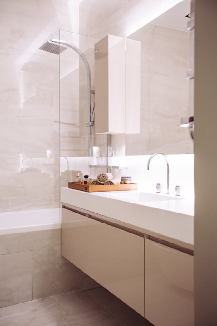 beige brillo en el baño