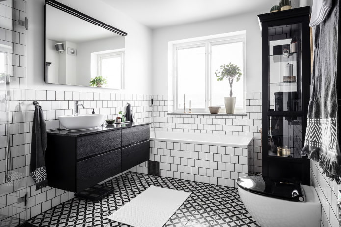 azulejo con pintura en la bañera