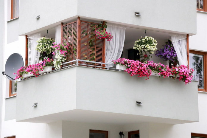 decorar un balcón con flores