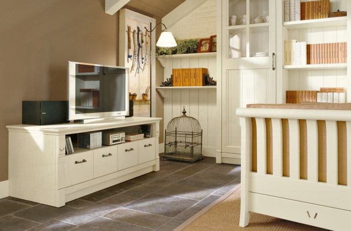 Mueble de TV en un interior de estilo rústico