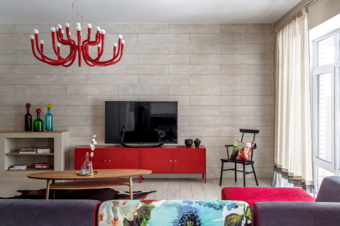 Soporte de TV rojo en el interior