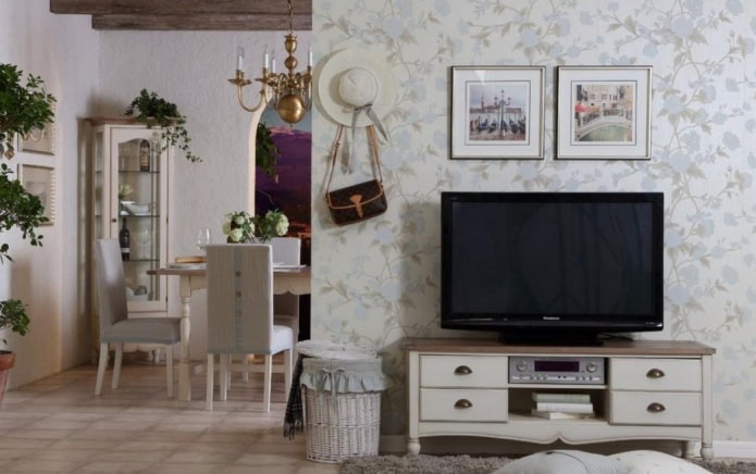 Mueble de TV en un interior de estilo provenzal
