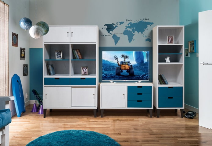 Soporte de TV en el interior de la habitación infantil