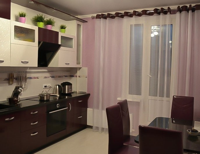 hermosas cortinas blancas en la cocina con la parte superior marrón