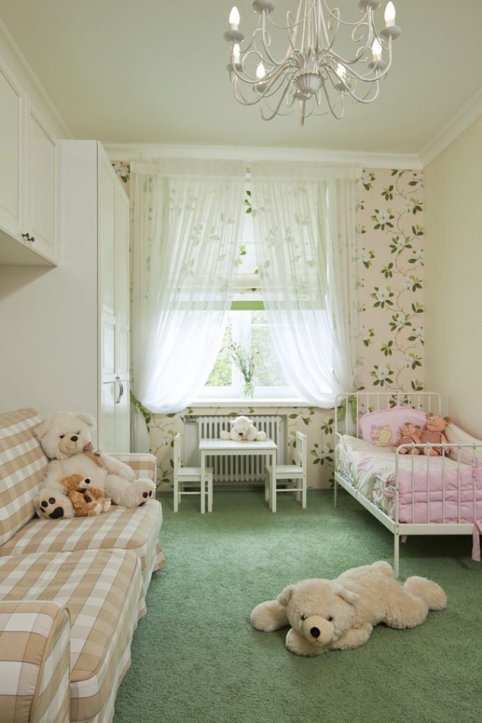 Persiana romana y tul en la habitación infantil