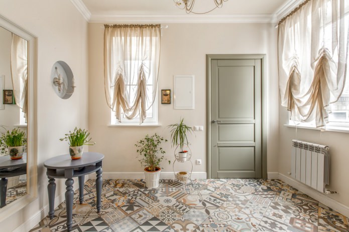 cortinas de tul francés beige en el pasillo