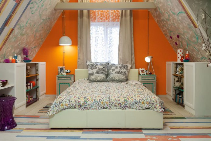 tul con estampado en el dormitorio del ático