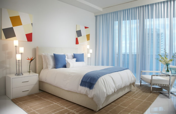cortinas azules en el interior del dormitorio