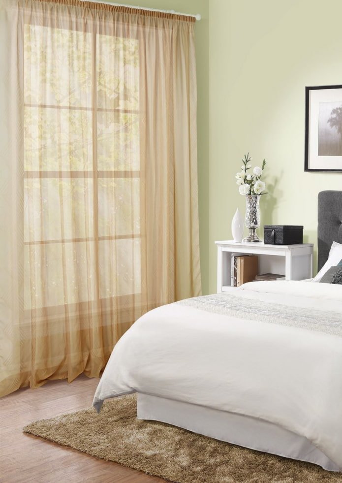 Cortinas beige en el dormitorio