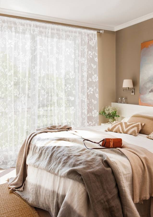 Cortinas con estampado floral en el dormitorio