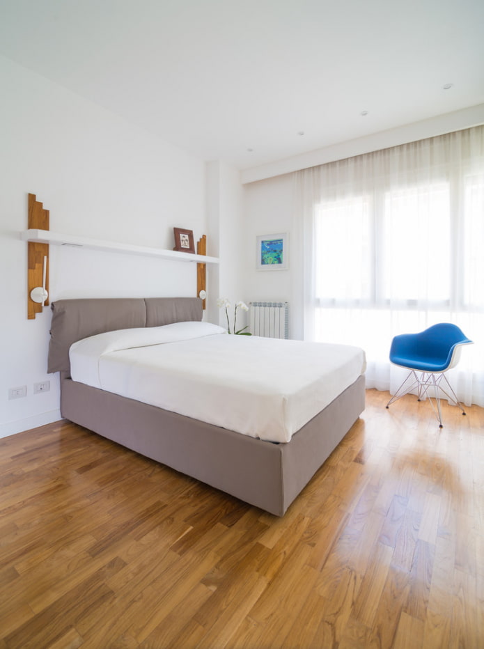 Cortinas blancas en el interior del dormitorio