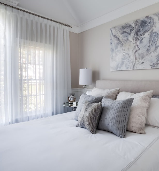 Cortinas blancas en el interior del dormitorio