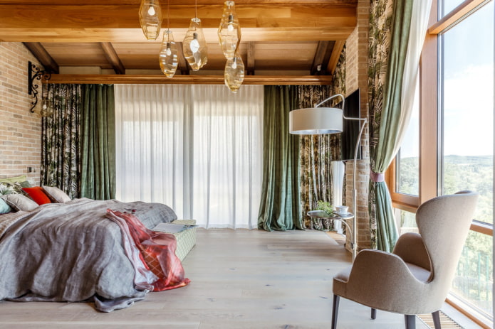cortinas con visillos en el interior del dormitorio