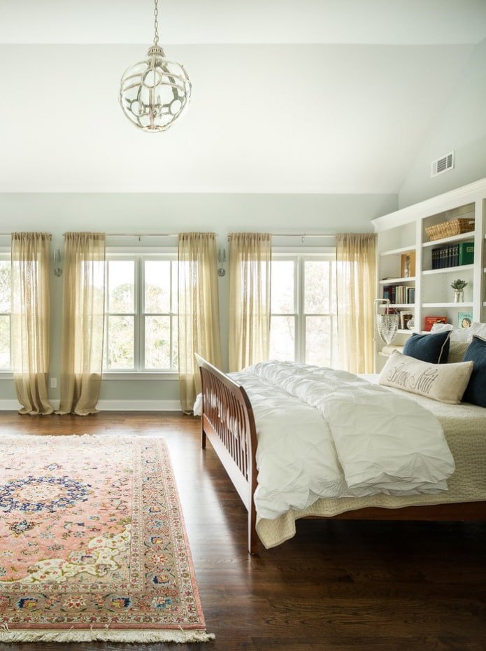 Cortinas beige en el dormitorio